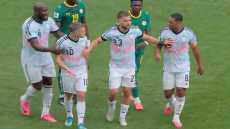 Das drohende WM-Aus vor Augen, verliert Belgien gegen den Senegal die Nerven. Zwei Stars geraten mitten im Spiel aneinander. Doch die Geschichte nimmt eine kuriose Wende.