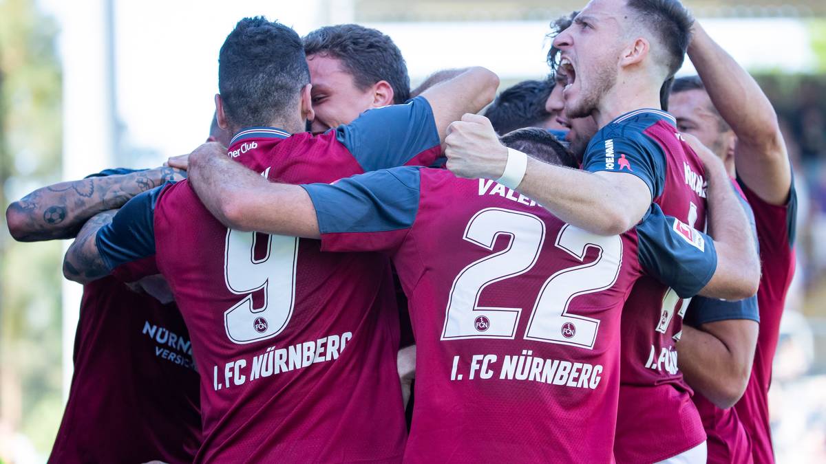 Tim Leibold sorgt im zweiten Durchgang für die Entscheidung. Auf den Rängen gibt es anschließend kein Halten mehr