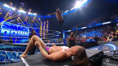 Bei WWE Friday Night SmackDown krönen sich die Usos gegen RK-Bro zu den unumstrittenen Tag-Team-Champions - mit unfairer Hilfe von Roman Reigns.