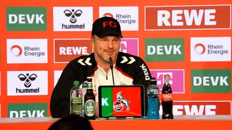 Beim Personalupdate vor der Partie gegen Dortmund kann sich Köln-Trainer Lukas Kwasniok eine kleine Spitze gegen Schützling Linton Maina nicht verkneifen.