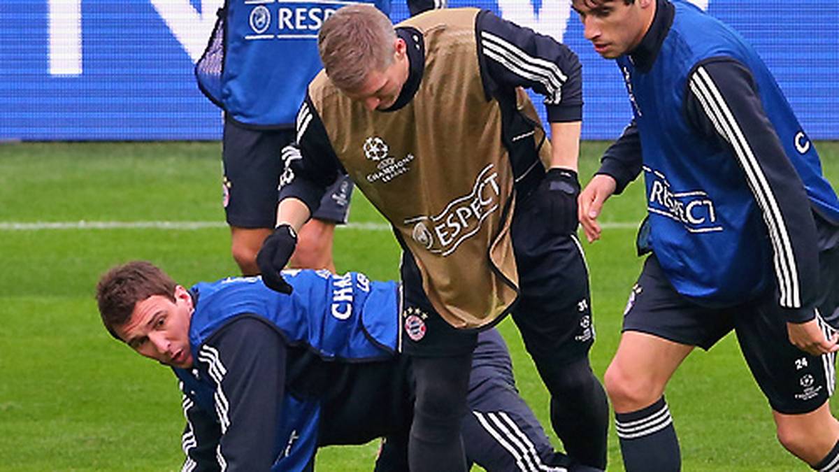 Immer wieder der Knöchel. Die Bayernfans sind längst sensibilisiert, wenn jemand ihrem Liebling auf den rechten Fuß steigt. Beim Aufwärmen zum Champions-League-Finale am 25. Mai 2013 steigt ihm ausgerechnet Teamkollege Mario Mandzukic (l.) auf den lädierten Knöchel. Schweinsteiger muss behandelt werden - nur einer von unzähligen Schreckmomenten