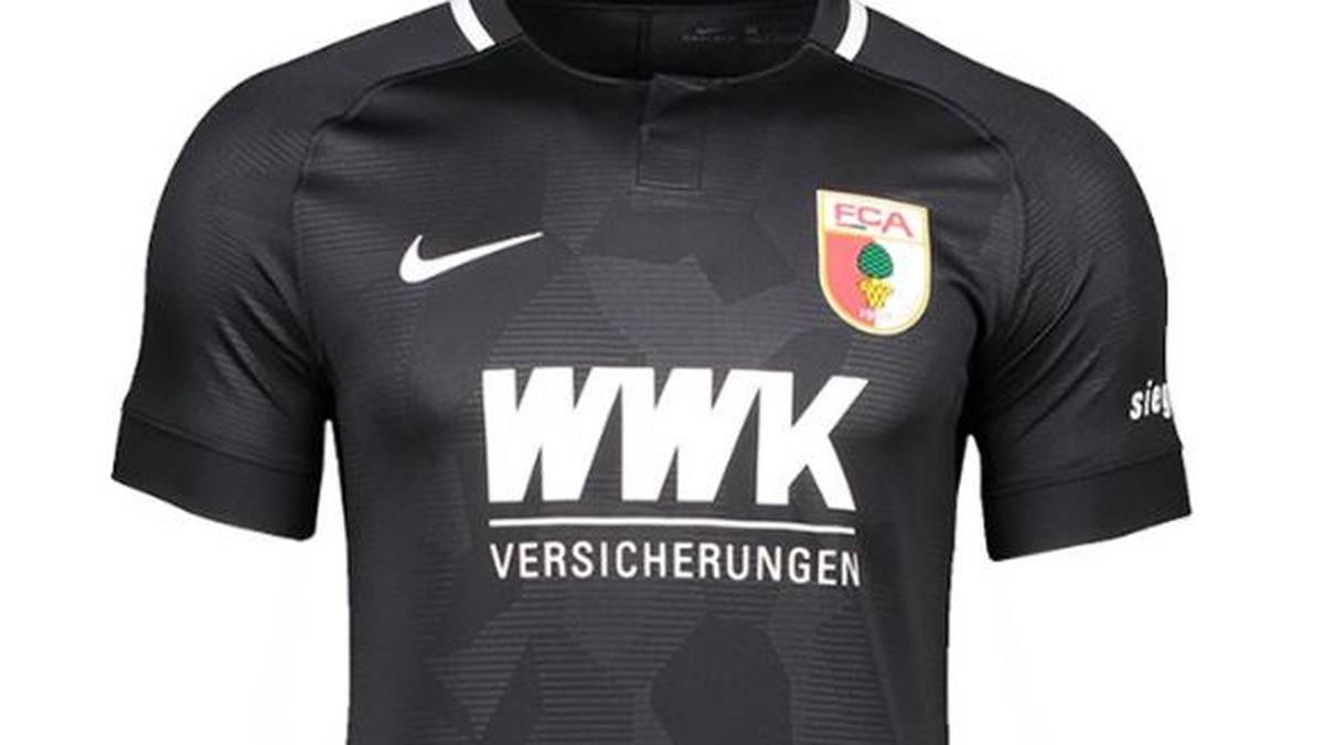 Als Ausweichtrikot steht für die Augsburger ein komplett schwarzer Dress zur Verfügung, veredelt mit einem Muster in Grautönen