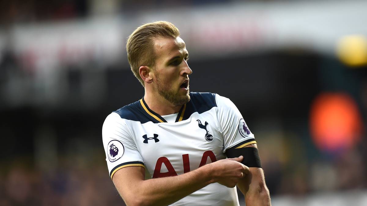Tottenham-Stürmer Harry Kane mit einer schwarzen Binde am Arm