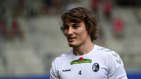 Der Ex-Freiburg-Star Caglar Söyüncü hat nach seinem Abschied aus der Bundesliga eine starke optische Veränderung hingenommen. Das zeigen Bilder von seiner Vorstellung bei Atlético Madrid. 