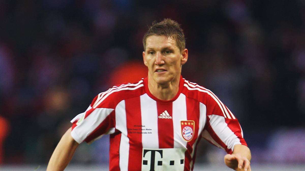 Das Heimtrikot für die Saison 2010/11. Das rot-weiß gestreifte Jersey erinnert an das Design der 60er- und 70er-Jahre, als der deutsche Rekordmeister dreimal in Folge den Europapokal der Landesmeister gewinnen konnte, viele Titel gab es in dieser Saison nicht. Keinen, um genau zu sein