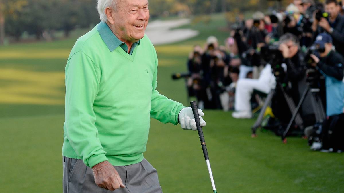 PLATZ 3 - ARNOLD PALMER: Auch der dritte Platz geht an einen Amerikaner. Im Gegensatz zu Woods und Nicklaus hat er zwar "nur" sieben Majorsiege, prägte aber seine ganz eigene Golf-Ära. Denn durch seine starke TV-Präsenz machte er den Sport volksnaher und populärer. Der Publikumsliebling verstarb 2016