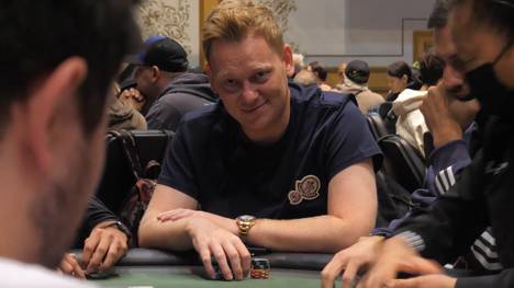 Guy Fieri präsentiert das Bracelet des WSOP Main Events. Währenddessen läuft Jens "Knossi" Knossalla heiß und darf weiter vom Main Event Titel träumen.