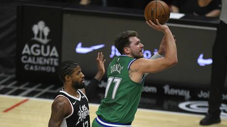 Nach der Pleite gegen die Lakers werfen sich die Dallas Mavericks gegen die Clippers ihren Frust von der Seele. Bereits zur Halbzeit führen die Mavs mit 50 Punkten.