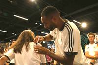 Jonathan Tah nahm sich am Donnerstag Zeit für die Fans und gab eine Autogrammstunde in Herzogenaurach. Das DFB-Team bereitet sich dort derzeit auf den 1. Spieltag der Nations League gegen Ungarn vor.