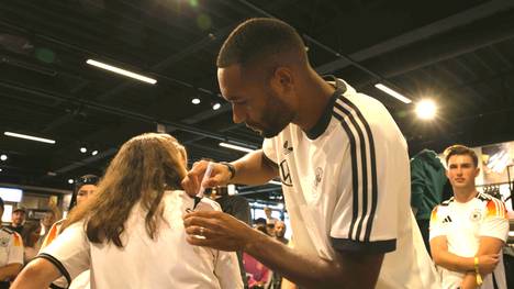 Jonathan Tah nahm sich am Donnerstag Zeit für die Fans und gab eine Autogrammstunde in Herzogenaurach. Das DFB-Team bereitet sich dort derzeit auf den 1. Spieltag der Nations League gegen Ungarn vor.