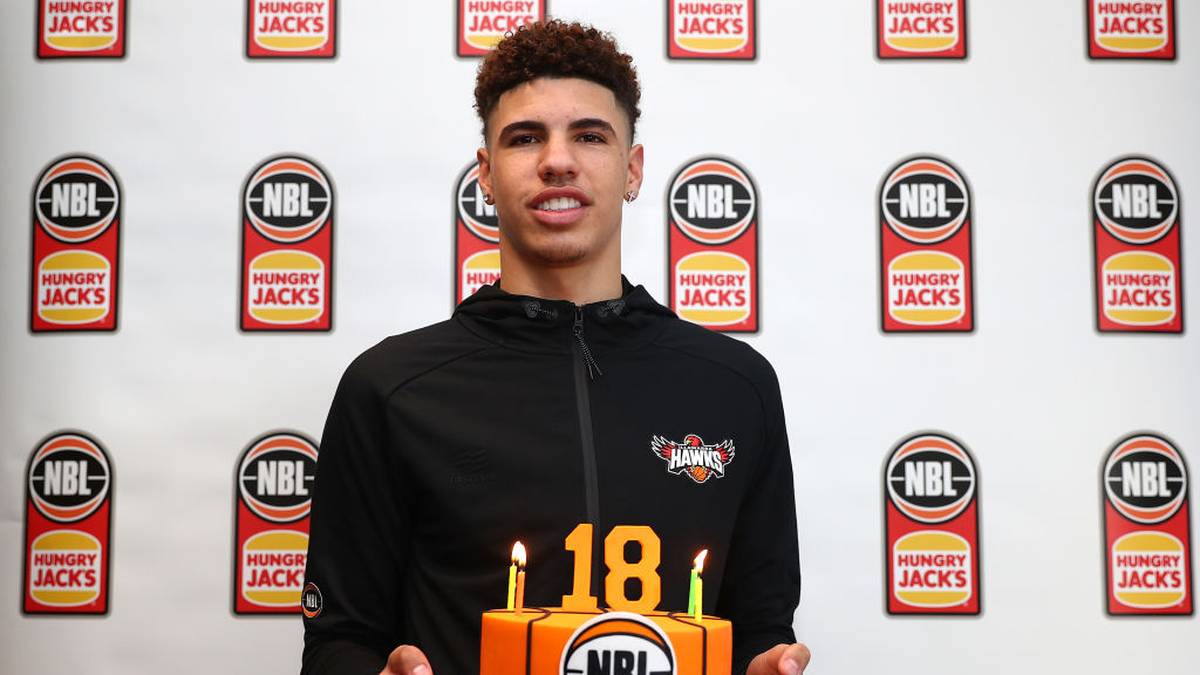 Der seit 22. August 18 Jahre junge LaMelo bereitet sich aktuell auf den NBA-Draft 2020 vor. Zuvor spielte er für die Illawarra Hawks der National Basketball League (NBL) in Australien. Vater LaVar soll laut "Bleacher Report" nur "minimalen Kontakt" mit dem Team gehabt haben. Das zahlt sich aus