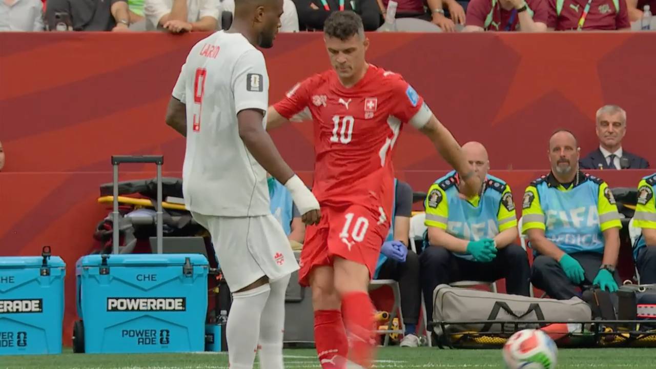 Plötzlich bolzt Xhaka seinen Gegner um