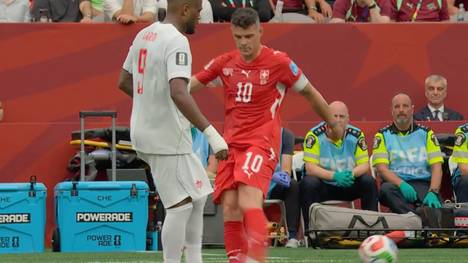 Beim Spiel Schweiz gegen Kanada kommt es zu einer kuriosen Szene. Der Schweizer Kapitän Granit Xhaka will in Halbzeit eins einen Freistoß ausführen, aber Kanadas Cyle Larin geht dazwischen. Xhaka trifft ihn am Bein und beide kassieren die gelbe Karte.