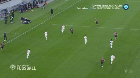 Lukas Podolski beeindruckt mit einem unfassbaren Kunstschuss aus der eigenen Hälfte. Der Weltmeister von 2014 sorgt für ungläubige Gesichter.