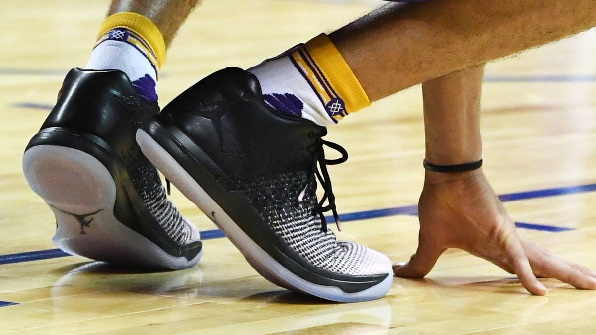 Für Wirbel sorgte Lonzo dann in der Summer League, als er reihenweise in markenfremden Tretern auflief. Einmal in Nike Air Jordans...