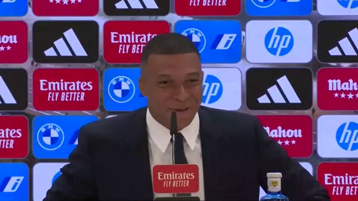 Real Madrid stellt Kylian Mbappé offiziell als neuen Spieler im Santiago Bernabéu vor. Seit seiner Kindheit wartet der Franzose auf diesen Tag – und erklärt ein kurioses Souvenir, das er an diesem besonderen Tag mitgebracht hat.