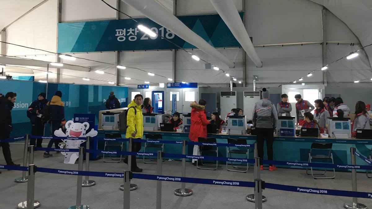 Am Eingang herrschen strikte Sicherheitsvorgaben, ohne ausgiebige Kontrolle kommt niemand rein ins Dorf