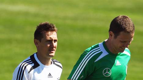 Miroslav Klose und Oliver Bierhoff laufen gemeinsam