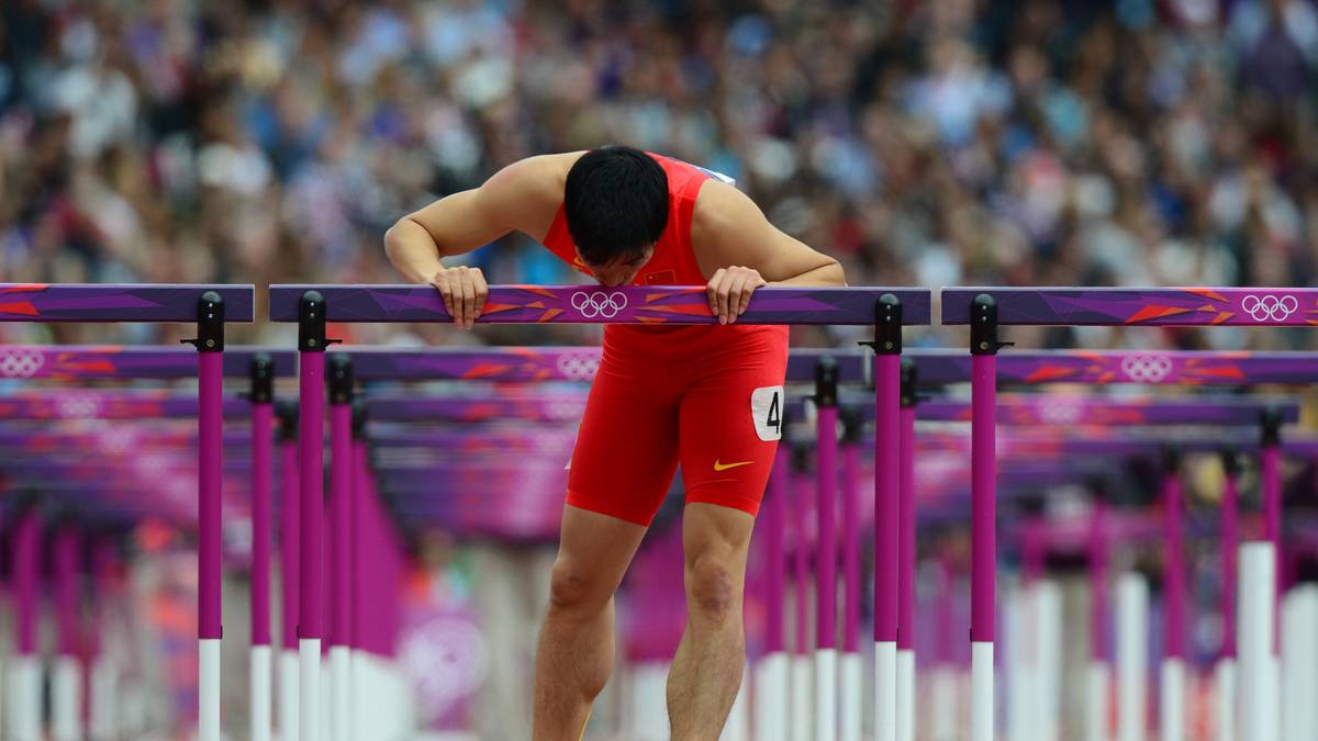 Unter Schmerzen hüpfte Liu seitlich an den Hürden vorbei in Richtung Ziel, hielt vor der letzten Hürde an, humpelte auf die mittlere Laufbahn, beugte sich hinunter - und gab der Hürde einen Kuss. Im Ziel angekommen nahmen ihn seine Konkurrenten in Empfang und stützten ihn auf dem Weg in die Katakomben