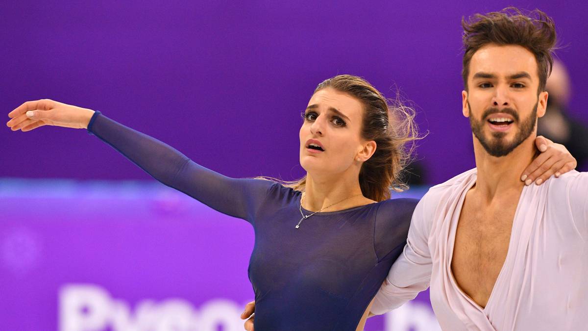 Ohne sich aber um einen erneuten Busen-Blitzer sorgen zu müssen, kann sich das Duo wieder voll auf die Performance konzentrieren - und tanzt zu Silber