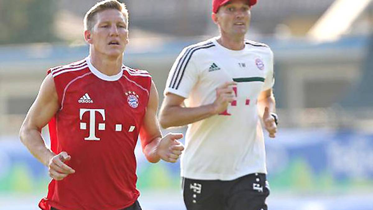 Im Trainingslager am Gardasee reicht es nur zu individuellen Laufeinheiten. Sein operierter Fuß macht ihm weiter zu schaffen. Schließlich reist er vorzeitig zurück nach München, um sich dort weiter behandeln zu lassen