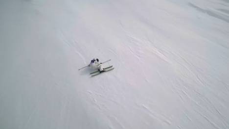 Eileen Gu stürzt im finalen Run des Frauen-Webttbewerbs im Ski-Slopestyle. Eine Schweizerin darf dafür wie eine Superheldin ins Ziel fliegen. 
