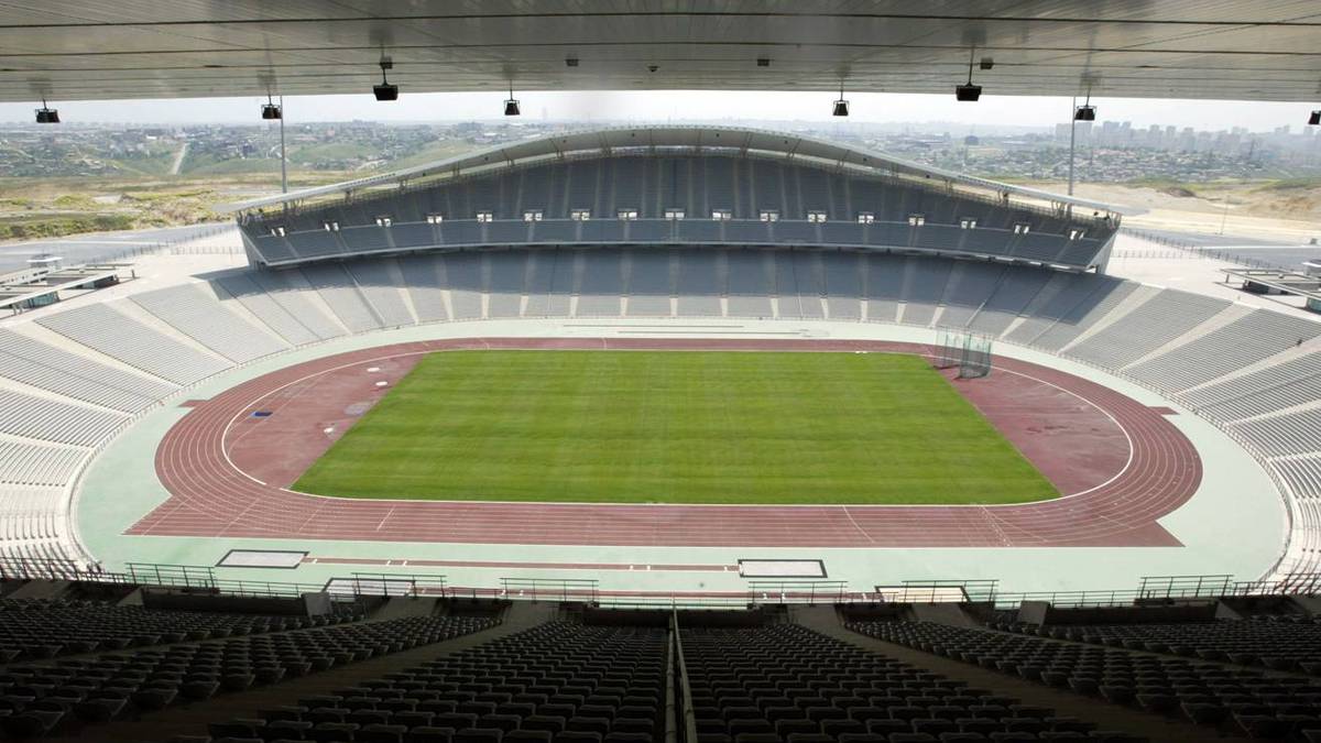 ISTANBUL - ATATÜRK OLYMPIASTADION: Die mit 76.761 Sitzplätzen größte Arena des fußballverrückten Landes im Istanbuler Stadtteil Basaksehir wurde im Juli 2002 eröffnet. Nach 2005 steigt dort 2020 zum zweiten Mal das Endspiel der Champions League, zudem soll das EM-Endspiel 2024 im Olympiastadion stattfinden