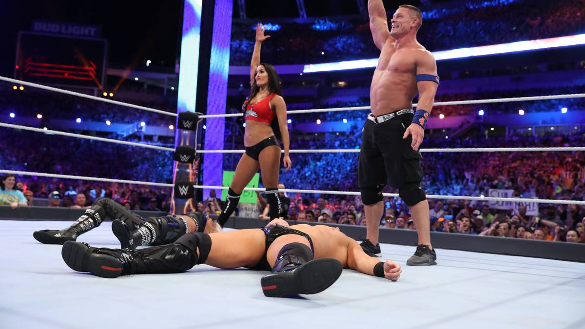 Für Nikki Bella und Wrestling-Superstar John Cena ist der Sieg im Mixed Match gegen The Miz und Maryse nur Formsache. Synchron setzen die beiden zum Finisher an...