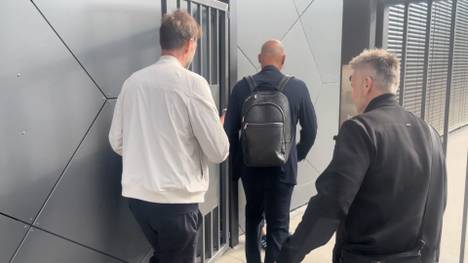 Jürgen Klopp ist am DFB-Campus in Frankfurt zur offiziellen Pressekonferenz eingetroffen. Dort wird der 59-Jährige erstmals als neuer Bundestrainer des Deutschen Fußball-Bundes vorgestellt und der Öffentlichkeit präsentiert.