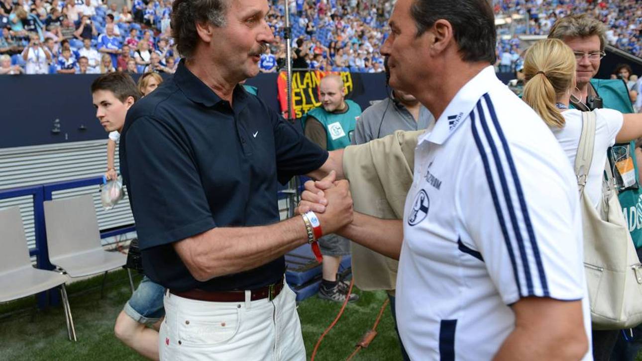 Trainer Huub Stevens begrüßt Peter Neururer