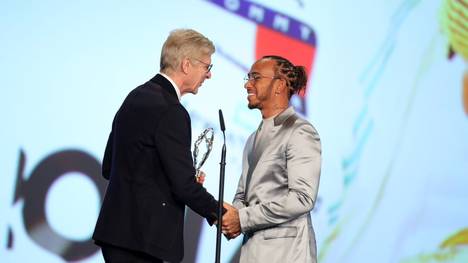 Arsène Wenger überreicht Lewis Hamilton seine Auszeichnung