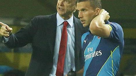 Lukas Podolski (r.) ist beim FC Arsenal in dieser Saison nur Ersatzspieler