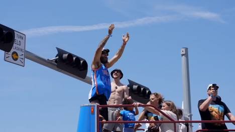 Die Oklahoma City Thunder feiern mit einer riesigen Parade ihren ersten NBA-Titel. Spieler wie Jalen Williams und die Fans der Thunder zeigen sich nach dem historischen Triumph überglücklich und emotional.