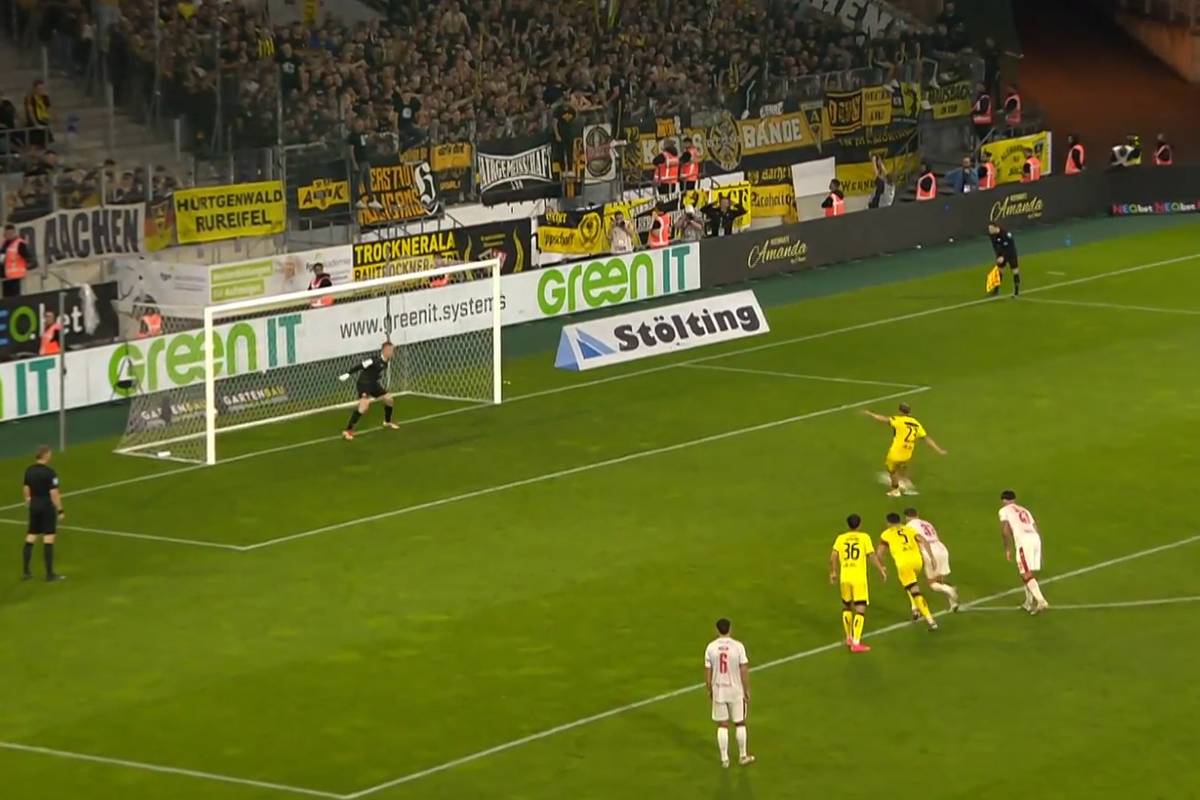 Im West-Schlager zwischen Rot-Weiss Essen und Alemannia Aachen avanciert ein Neuzugang zum Matchwinner: Lars Gindorf verwandelt drei Elfmeter trotz kurioser Trikot-Panne.