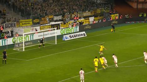 Im West-Schlager zwischen Rot-Weiss Essen und Alemannia Aachen avanciert ein Neuzugang zum Matchwinner: Lars Gindorf verwandelt drei Elfmeter trotz kurioser Trikot-Panne.