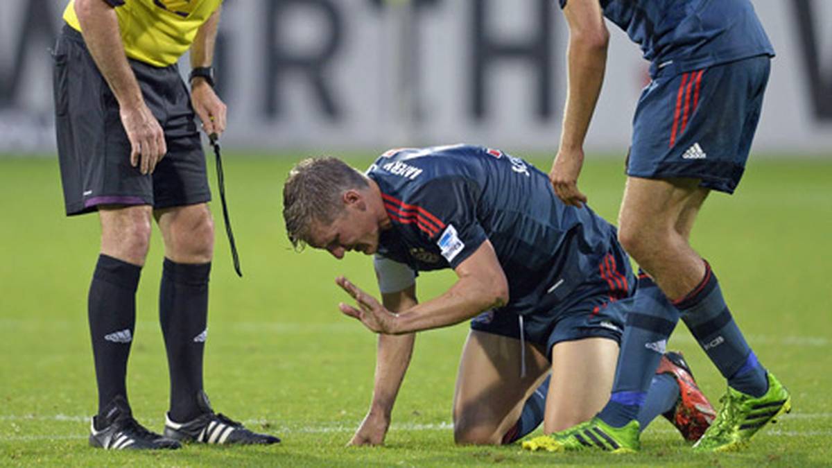 Pünktlich zum Saisonstart ist er zurück. Die Freude darüber währt nicht lange: Am 4. Spieltag verletzt er sich der in der Partie gegen den SC Freiburg. Nach 79 Minuten muss er unter Schmerzen vom Platz. Gelenkstauchung und Kapselzerrung im (natürlich!) rechten Sprunggelenk lautet diesmal die Diagnose. Im Finale um den europäischen Supercup gegen den FC Chelsea muss er zuschauen