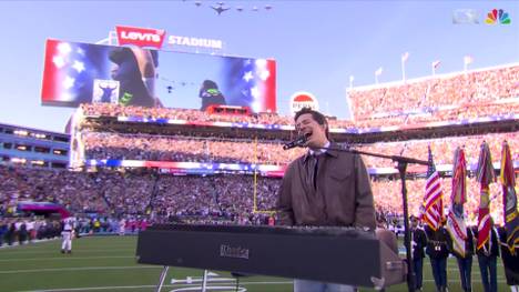 Charlie Puth singt die US-Hymne vor dem Super Bowl LX zwischen den New England Patriots und den Seattle Seahawks - und sorgt mit seinem Auftritt schon vor dem Spiel für einen Gänsehaut-Moment.