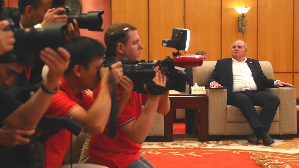 Abends tritt Hoeneß dann bei einem Kamingespräch eines Büromöbelherstellers im westfälischen Siegen auf. Und erklärt den für alle überraschenden Wechsel auf der Trainerposition...