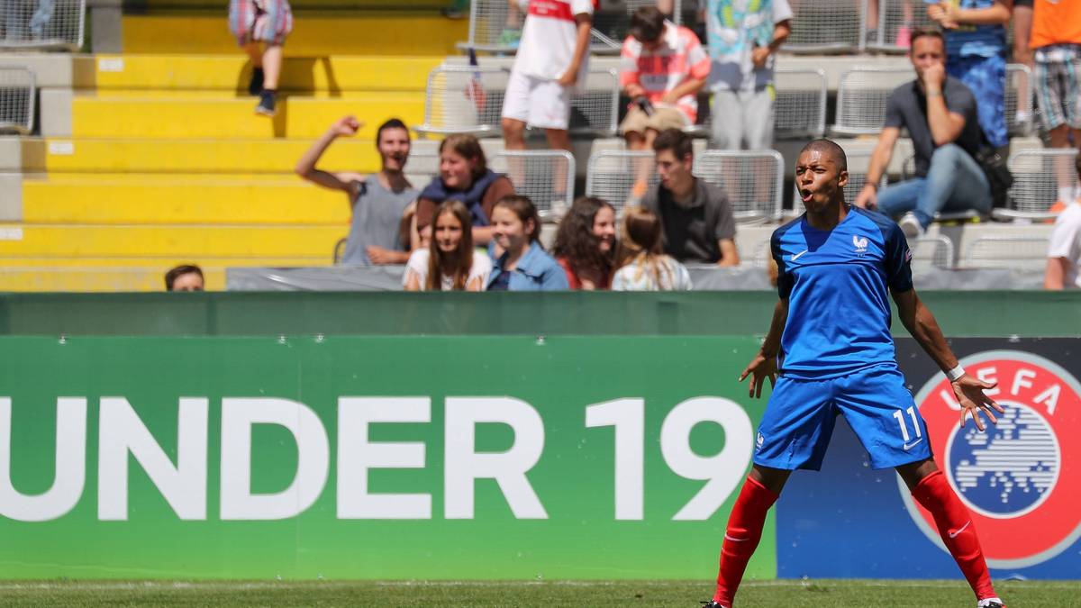 JUGENDIDOL RONALDO: Die Tapete in Mbappes Kinderzimmer bestand nahezu nur aus Postern von CR7. "Er verbrachte Stunden damit, Videos von Ronaldo im Internet anzuschauen", so Vater Wilfried. Mittlerweile habe sich das gelegt, meint Mbappe: "Ich habe ihn bewundert, als ich jünger war, aber das ist vorbei"