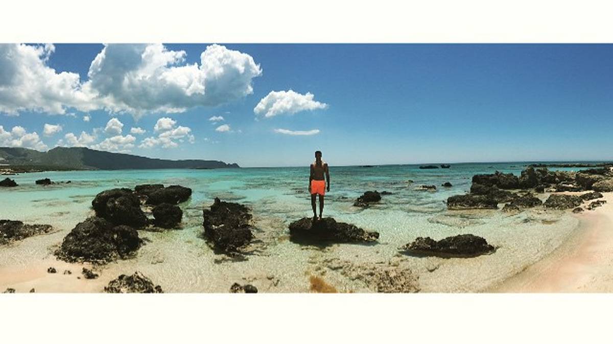 Dortmunds Youngster Marian Sarr ist derweil auf Kreta und grüßt mit Postkartenmotiv