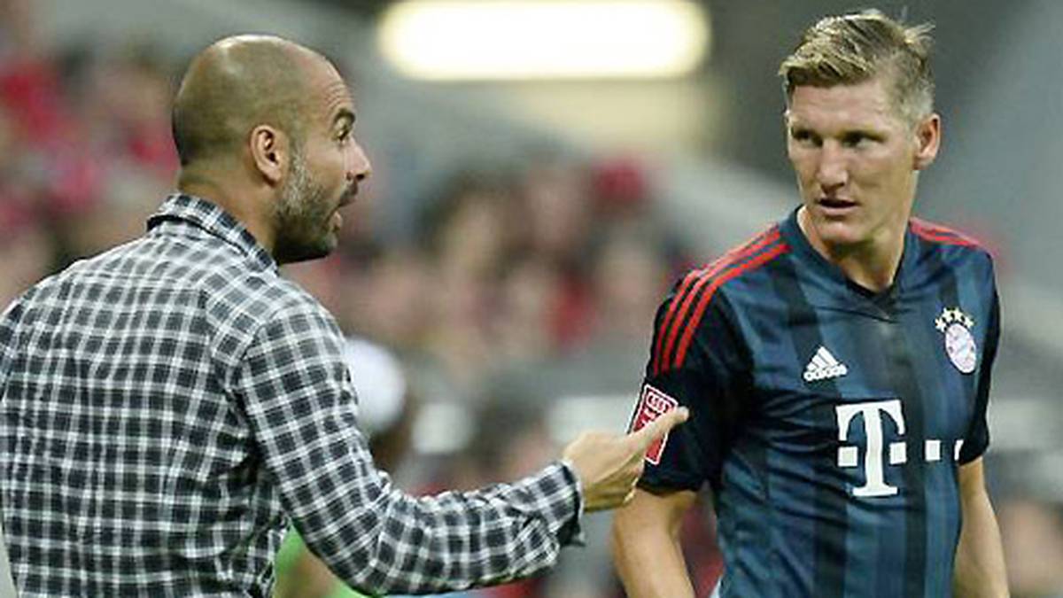 In der Folgezeit spielt Schweinsteiger zwar unter dem neuen Coach Pep Guardiola (l.) regelmäßig, ist aber deutlich von seiner Bestform entfernt. Die Erklärung folgt Anfang November: Sein Klub gibt bekannt, dass Schweinsteiger ein weiteres  Mal an seinem rechten Sprunggelenk operiert werden muss