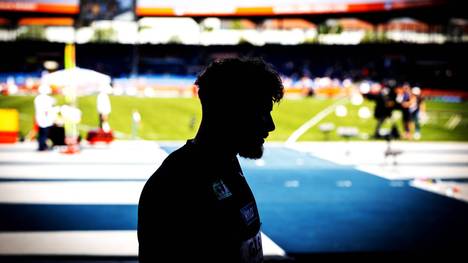 Die Silhouette von Speerwerfer Johannes Vetter bei den deutschen Leichtathletik-Meisterschaften in Braunschweig