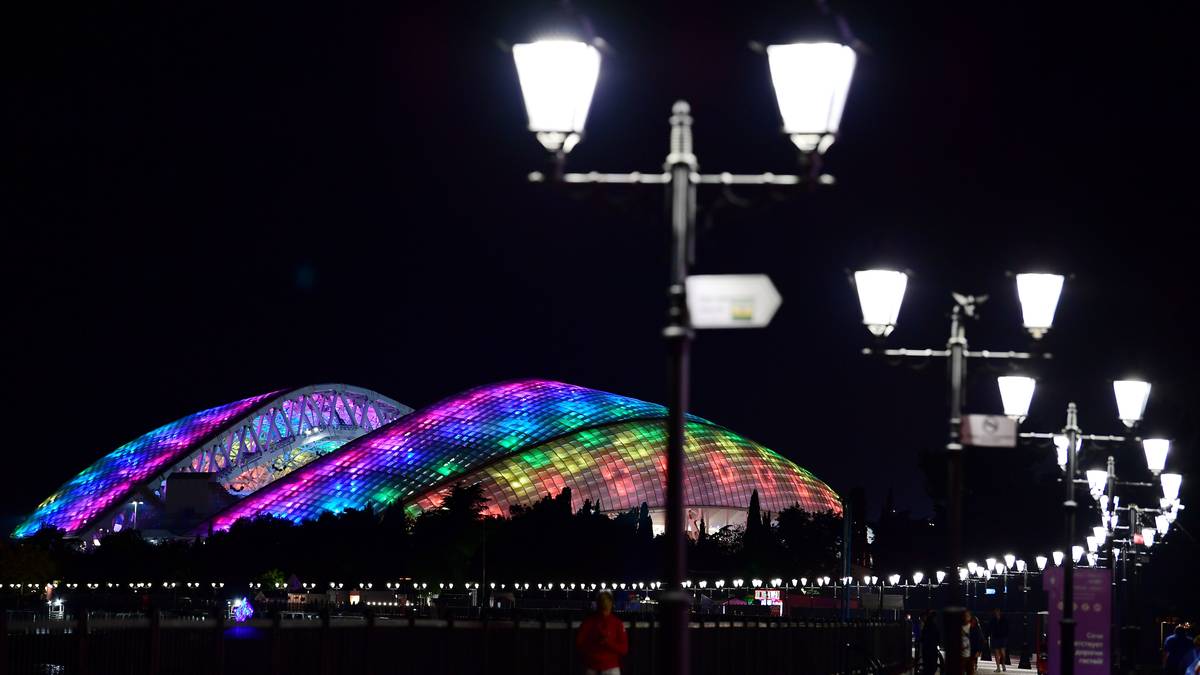 Bei Nacht lässt sich das Fisht Stadion farbig erleuchten, wie hier beim Confederations Cup