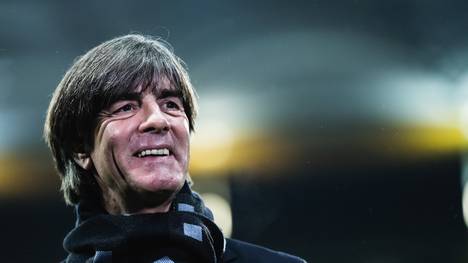 Nach seiner Wahl zum Fußballer des Jahres in Deutschland gilt Robert Lewandowski als heißer Anwärter auf den Weltfußballer-Titel. Joachim Löw sieht das anders.