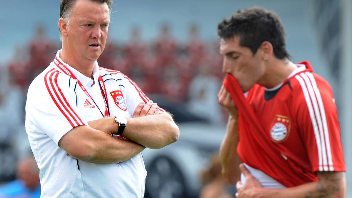 JOSE ERNESTO SOSA: Auf der Suche nach einem Ersatz für Sebastian Deisler wurden die Bayern 2007 in Argentinien fündig. Aber der zu diesem Zeitpunkt 22-Jährige wurde den Anforderungen nie gerecht. Besonders unter Louis van Gaal (r.) hatte es Sosa schwer