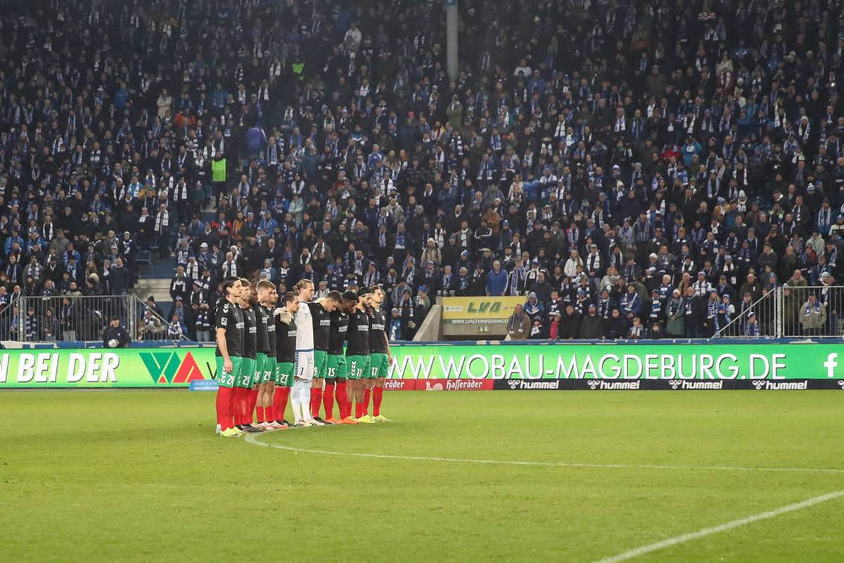 Das erste Heimspiel des 1. FC Magdeburg im neuen Jahr steht im Zeichen des Gedenkens. In einem ganz speziellen Sondertrikot dominieren die Hausherren Braunschweig fast nach Belieben - bis eine Aktion alles auf den Kopf stellt.