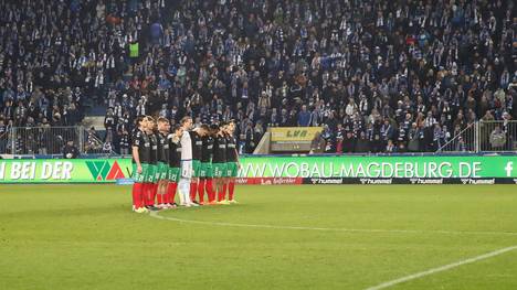 Das erste Heimspiel des 1. FC Magdeburg im neuen Jahr steht im Zeichen des Gedenkens. In einem ganz speziellen Sondertrikot dominieren die Hausherren Braunschweig fast nach Belieben - bis eine Aktion alles auf den Kopf stellt.