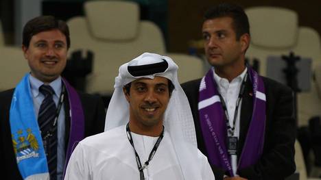 Die Investorengruppe um Scheich Mansour bin Zayed Al Nahyan (m.)  könnte in Frankreich den nächsten Klub übernhemen