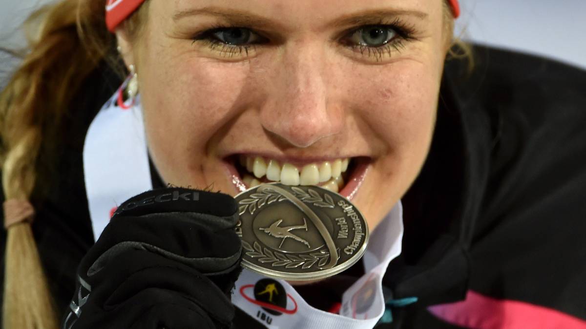 Besser läuft es für Soukalova, die lange sogar auf die Goldmedaille hoffen kann, sich am Ende aber mit dem Biss in die Silbermedaille zufrieden geben muss