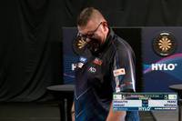 Im letzten Leg der Gruppenphase bei der Hylo PDC Europe Super League liefert sich Ex-WM-Teilnehmer Dragutin Horvat einen Nervenkrimi mit Franz Rötzsch.